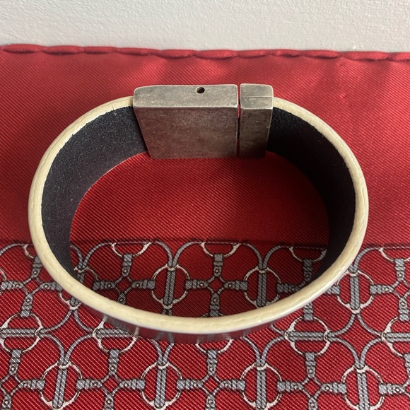 Uno de 50 Vintage Black Leather Bracelet with Silver Clasp. - Picture 4 of 7